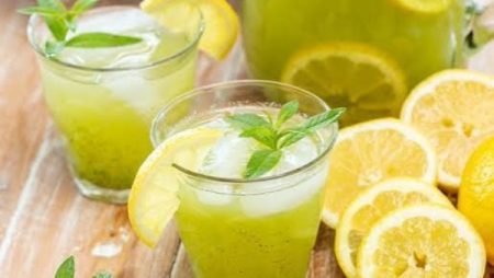 طريقة عمل الليموناضة المنعشة في المنزل.. مشروب صيفي بخطوات بسيطة