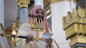 مع اشتداد الحر.. إمام المسجد النبوي يوجه رسالة عن الصبر والجد في فعل الخير