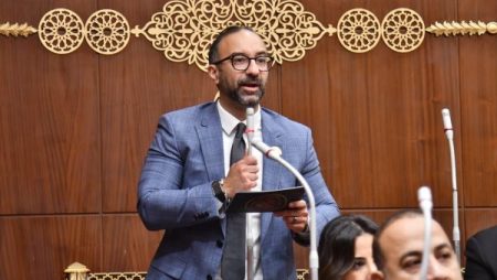 الحمامصي : حماية الآثار واجب .. لكن هل ينطبق قانون الإعلانات على العلم المصري؟