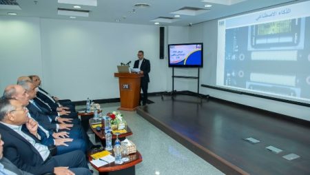 وزير الإنتاج الحربي يتفقد سير العملية البحثية ويستمع لمقترحات الباحثين