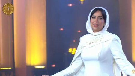 بالحجاب.. هبة مجدي تشدو باغنية دينية أمام الرئيس السيسي