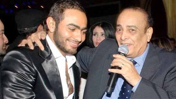 على كرسي متحرك.. أخر ظهور لـ والد تامر حسني قبل رحيله