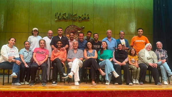 الديناصور.. عرض مسرحي يرصد صناعة التريند والشائعات على مسرح الصحفيين