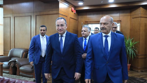 وزير التعليم العالي ومحافظ السويس يبحثان تعزيز التعاون في التعليم والصحة والبحث العلمي