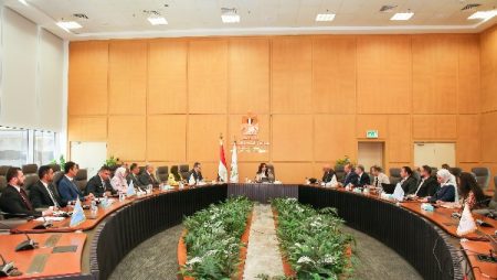 وزيرة الإسكان تلتقي مسئولي مواصلات مدن مصر لبحث تطوير منظومة النقل الجماعي بالمدن الجديدة