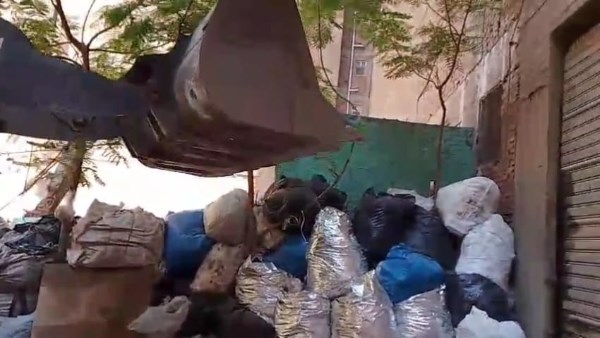 إخلاء وغلق وإزالة مخازن الفرز والخردة بشارعي الإخلاص وعادل إمام بالطالبية