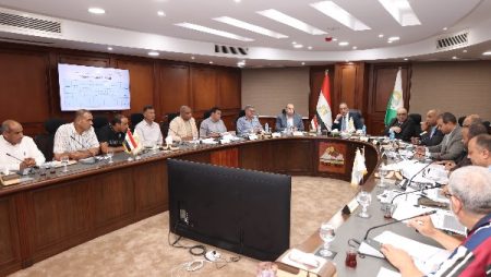 محافظ الجيزة يتابع موقف طلبات تقنين التعديات علي أراضي الدولة بمنشأة القناطر والصف