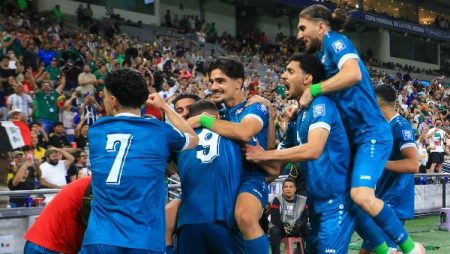 منتخب العراق يمدد عقد مدربه جراهام أرنولد