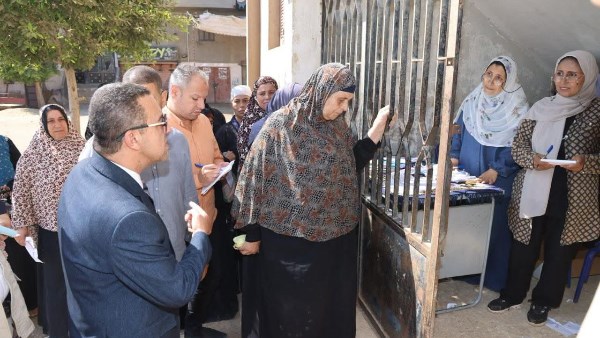 محافظ المنوفية يحل أزمة تكدس المواطنين أمام الوحدة الاجتماعية بمنشأة سلطان محافظ المنوفية يحل أزمة تكدس المواطنين أمام الوحدة الاجتماعية بمنشأة سلطان