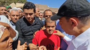 محافظ المنيا يلتقي أهالي قرية إدقاق المسك ويستجيب لعدد من مطالبهم