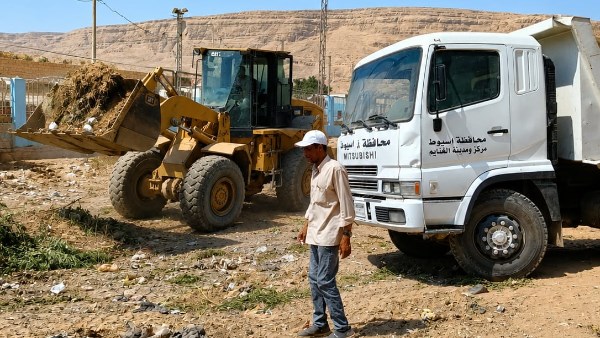 محافظ أسيوط: استمرار حملات رفع مقالب القمامة والمخلفات بالغنايم
