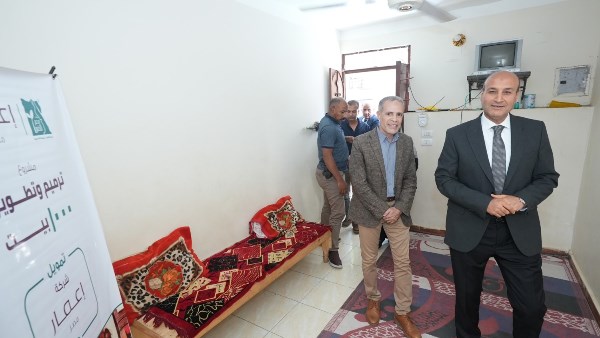 محافظ أسيوط يتفقد منازل الأسر الأولى بالرعاية بعد إعادة إعمارها وتأهيلها بنزلة باقور بأبوتيج