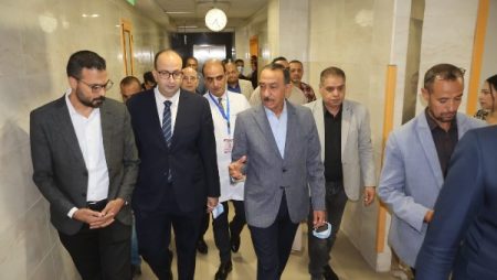 محافظ سوهاج يتفقد مستشفى طهطا ويفتتح معرض مستلزمات مدرسية بتخفيضات 40%