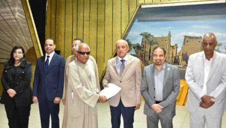 بعد أزمة استمرت 20 عامًا.. محافظ الأقصر يشهد احتفالية تسليم 573 قطعة أرض للمواطنين بقرنة مرعي |صور