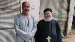 «اتفضل يا أبونا».. مسلم يحضر كرسيا لكاهن كنيسة بعد تعطل التوك توك في إسنا