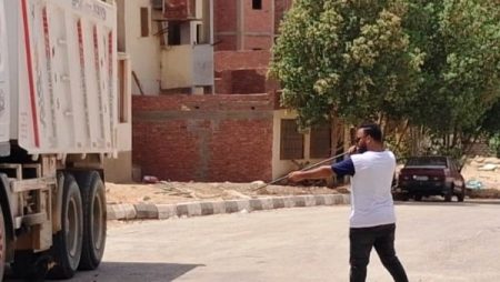 محافظ أسوان يوجه بإستمرار حملات تحصين وتعقيم الكلاب الحرة للوقاية من السعار وحماية المواطنين