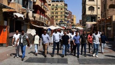 محافظ أسوان يتفقد الأسواق والشوارع والميادين.. ويوجه بغلق المحال والمقاهى المخالفة