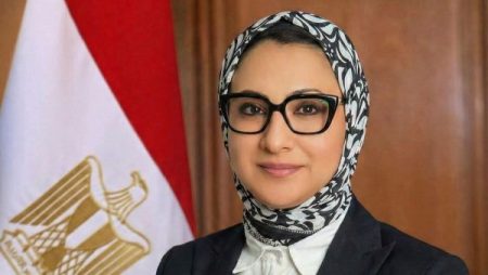 أخبار الوادي الجديد: المحافظ تبحث تطوير مهبط طائرات الفرافرة.. وتوافق علي إنشاء لجنة عامة للأورام بالتأمين الصحي بـ«الداخلة»