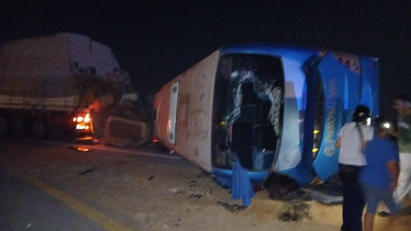 4 وفيات و57 مصابًا.. ارتفاع حصيلة حادث تصادم أتوبيس ونقل بمحور الضبعة