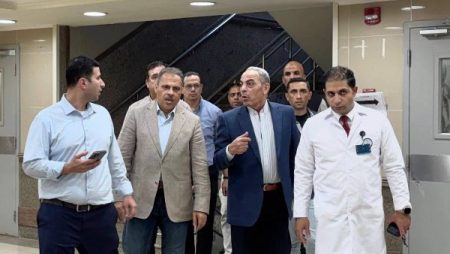 محافظا الإسماعيلية والشرقية يتوجهان للمجمع الطبي بالإسماعيلية للاطمئنان على باقي مُصابي حادث طريق الدواويس