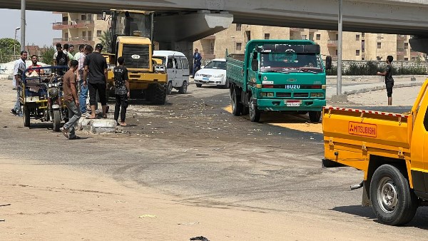 انقلاب تريلا محملة بكراتين الزيت يغلق طريق بورسعيد بالإسماعيلية.. وإعادة فتحه بالكامل