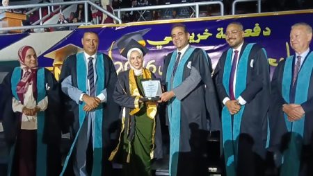محافظ بورسعيد يشهد تخريج دفعة جديدة من كلية الصيدلة .. صور