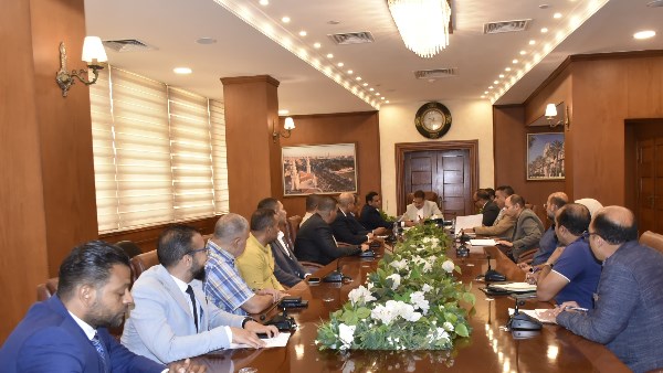محافظ بورسعيد يوقع عقود تمليك أراضٍ لـ5 مصانع بالمنطقة الصناعية محافظ بورسعيد يوقع عقود تمليك أراضٍ لـ5 مصانع بالمنطقة الصناعية