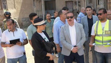 محافظ بورسعيد يتابع ميدانيًا أعمال تطوير ورفع كفاءة مساكن البنك الأصفر بحي الزهور