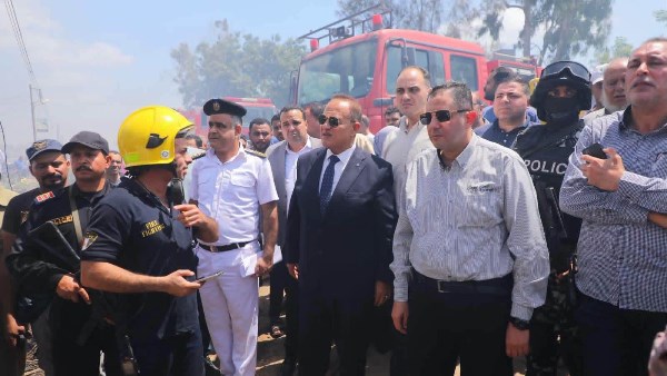 محافظ دمياط ومدير الأمن يتابعان جهود إخماد حريق بمصنع للمشبك بكفرالبطيخ.. شاهد
