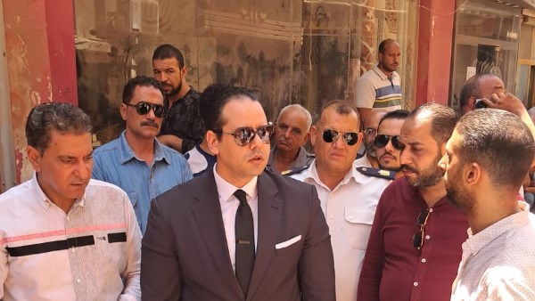 النيابة العامة تتفقد أنقاض المنزل المنهار في زفتي .. صور