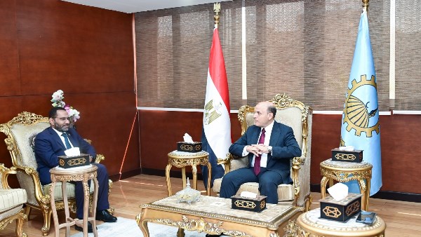 محافظ الغربية يبحث مع مساعد وزير الصحة جهود الارتقاء بالخدمات الطبية