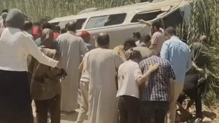ربنا نجاهم من الموت ..إصابة 7 أشخاص في حادث انقلاب ميكروباص بطريق “القاهرة – طنطا” إثر السرعة الزائدة..صور