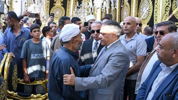 محافظا الشرقية والإسماعيلية يعزيان أسر شهداء حادث «لقمة العيش» بقرية الملاك