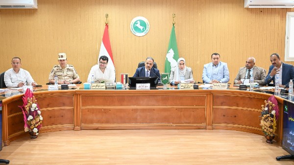 محافظ الشرقية يلتقي الأسر الأولى بالرعاية وذوي الهمم ويوجه بتوفير 13 فرصة عمل ومساعدات عاجلة