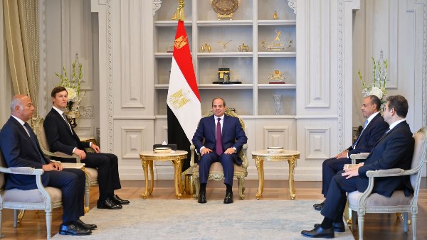 الرئيس السيسي: ضرورة تسوية مختلف الأزمات بالمنطقة حفاظا على الاستقرار الإقليمي