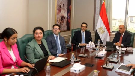 وزير الكهرباء يتابع مجريات تشغيل المرحلة الثانية من محطة أوبليسك للطاقة الشمسية بنجع حمادي