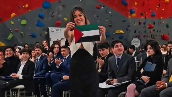ابنة الرئيس الكولومبي ترفع العلم الفلسطيني خلال حفل تخرجها في كولومبيا ابنة الرئيس الكولومبي ترفع العلم الفلسطيني خلال حفل تخرجها في كولومبيا