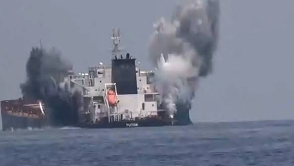 النقل اليمنية : استهداف السفن التجارية عمل إرهابي مدان