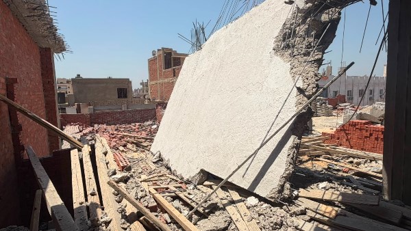 إزالة أعمدة وسقف عقار مخالف في منطقة أبو الليل بالمنصورة