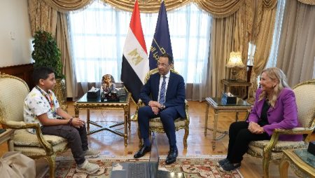وزير الاتصالات يكرم طفلًا عمره 10 سنوات لتميزه في البرمجة والروبوتات