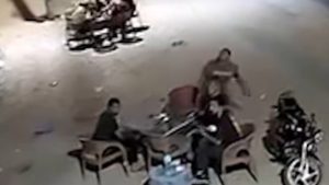 كاميرا مراقبة ترصد لحظة فرار شباب من مقاعدهم بعد الزلزال.. ثوان من الرعب في الشارع