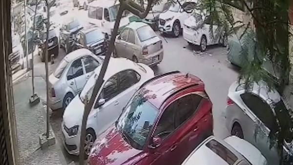 لحظات صادمة في بورسعيد.. فيديو يوثق تحطم 5 سيارات ملاكي إثر حادث ميكروباص لحظات صادمة في بورسعيد.. فيديو يوثق تحطم 5 سيارات ملاكي إثر حادث ميكروباص