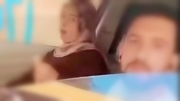 «غور في داهية».. فيديو متداول لزوج يفاجئ زوجته داخل سيارة مع رجل غريب