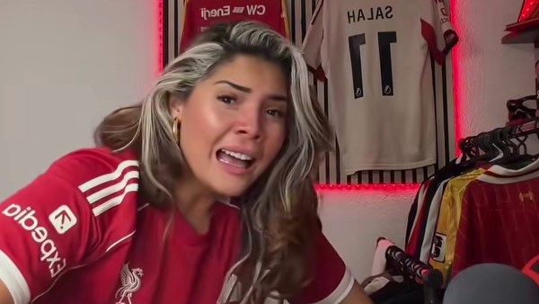 حافظوا على الملك المصري.. انهيار مشجعة ليفربول الشهيرة بعد انتقال صلاح إلى طرابزون