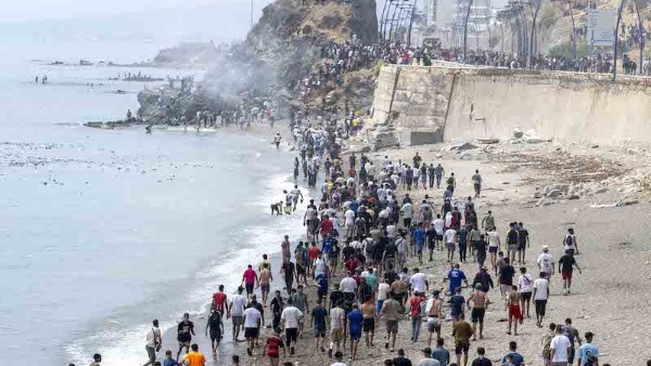 بعد تسلل آلاف المهاجرين إلى سبتة.. ملف السيادة يشعل التوتر بين المغرب وإسبانيا