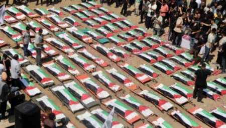 جنازة جماعية مهيبة .. غزة تشيّع جثامين ورفات 112 شهيدًا بعد 3 سنوات من بقائهم تحت الأنقاض|شاهد