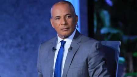 عقد العمل بتاعه بيقول إيه؟.. أحمد موسى يهاجم قرار فصل موظف في واقعة «غزوة المطعم»