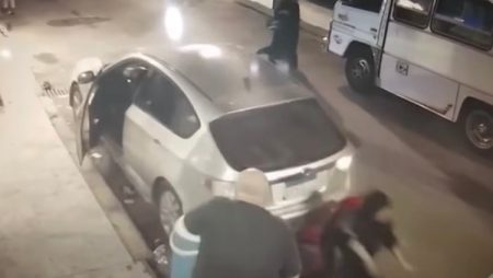 كانوا قاعدين في الشارع.. سيدة تصدم أشخاصًا بسيارتها أثناء الرجوع للخلف بالإسكندرية