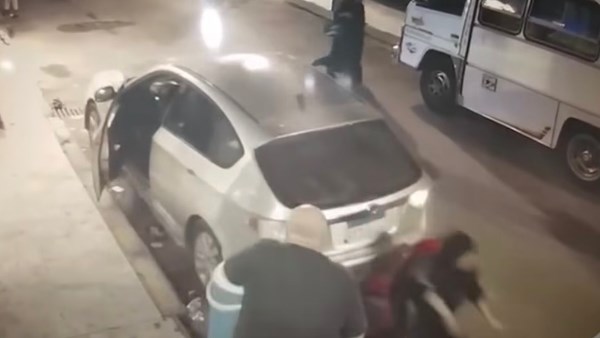 كانوا قاعدين في الشارع.. سيدة تصدم أشخاصًا بسيارتها أثناء الرجوع للخلف بالإسكندرية