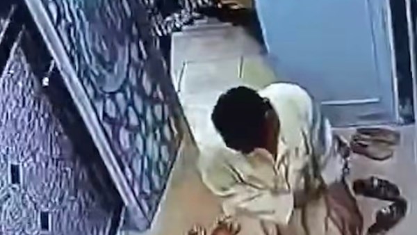 لم يراعِ حرمة المسجد.. لص يسرق أحذية المصلين خلال الصلاة في قنا